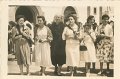 Mujeres saliendo de misa
